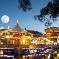 20240917_明月千里寄相思_月圆之夜的豫园，上海，中国_intro_UHD.jpg